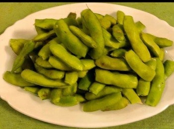 step1: 首先將毛豆用鹽巴搓過後沖洗，再用剪刀稍剪去較扁的一端，目的是可在短時間，將毛豆煮得更入味。