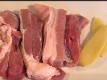 step3: 五花腩洗淨，汆水10分鐘，取出切件備用。