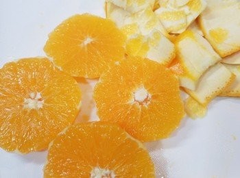 step10: 先將橙去皮再橫切一開四。橙旁的白色薄皮也要盡量切走。
