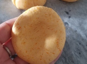 step7: 將粉糰平均分成每粒40g，搓圓按扁。