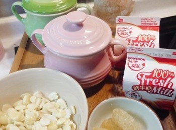 step1: 預備材料 : 兩個燉盅為500ml /個。南北杏洗浄浸泡約半小時。