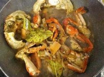 step13: 倒入醬汁煮滾後轉中火收汁，醬汁會因爲螃蟹上的麵粉而逐漸變濃稠～