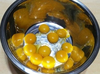step2: 將蛋黃和蛋白分開，不可用有水份和油脂的器皿盛載蛋黃和蛋白。