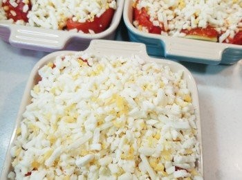 step12: 撒上芝士碎，放入焗爐180度焗至芝士金黃溶化即可。