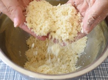 step3: 在大碗內，放入麵粉、糖和牛油（切粒）用手將牛油擠碎，與麵粉及糖拌勻，成麵包糠狀