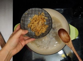 step8: 之後下冬菜、唐芹、芫茜、蔥，加蓋煮至大沸