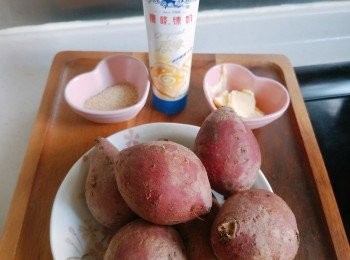 step1: 先準備<span class="group_1">紫薯饀</span> : 將紫薯去皮切件隔水蒸20-30分鐘至全熟。