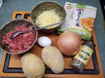 step1: 薯仔去皮刨絲，洋蔥切碎備用,