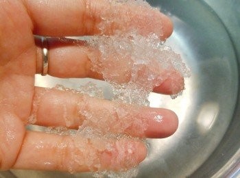 step2: 雪燕浸發6至8小時後，挑走雜質後清洗乾淨，備用。
(雪燕體積會漲大30至50倍)