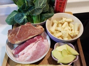 step1: 小棠菜浸洗淨備用 ;筍先用刀把冬筍的尾部用刀切掉(去掉有粗糙纖維的部分)，用雙手順着尾部劃開的口子往兩邊一拜，所有的筍皮都一次性脫下了，不用一層一層去剝，然後把筍切件。