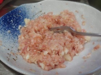 step3: 豬絞肉加生抽／糖／生粉撈勻