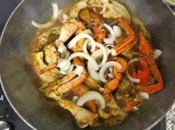 step14: 放入另外半顆洋蔥，翻炒一下即可起鍋盛盤，擺上巴西里葉裝飾即可上菜。