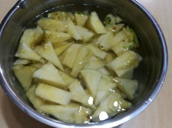 step2: 菠蘿切件，用鹽水浸。