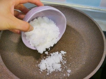 step3: 半碗白砂糖倒入平底鑊中, 盅量鋪平一點, 然後待糖自動溶化 (過程不要搞拌)