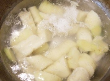 step6: 筍放在淡鹽水中煮8到10分鐘備用。