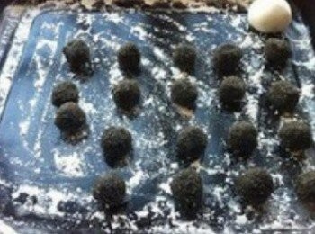 step7: 取出黑芝麻餡也分成小份