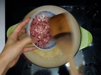 step5: 湯沸後，加入豬肉碎攪拌煮熟