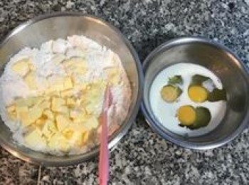 step2: 接著製作行鹹派皮，鹹派皮<span class="group_1">食材</span>先秤好；大鍋中放入中筋麵粉先加入鹽和糖粉拌勻，加入切小塊的冰奶油。另一碗放入蛋和牛奶拌勻。