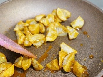 step6: 放下芋仔兜炒至糖膠包裹芋頭件, 即可上碟.