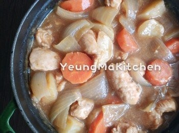 step11: 蓋上鍋蓋。以慢火煮至所有材料軟化。時不時攪拌一下，以免黏底。煮好後試味，必要時可加少許鹽和糖調味。