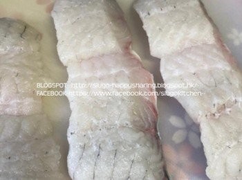 step1: 1. 白鱔請魚販沖洗表面的潺，去骨，對半切塊(用來燒鱔)；洗淨，印乾水份，加入<span class="group_2">醃料</span>醃約3小時或以上。