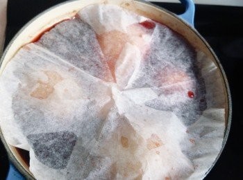 step5: 放入啤梨後，上面加一張 baking paper, 然後再加鍋蓋。轉小火，煮約 20分鐘，翻轉另一面，繼續煮 20分鐘。(翻滾啤梨，讓每一面均勻上色。)重複此步驟，直至啤梨軟身，並均勻上色，吸收汁料的香氣和味道。質感變軟稔，即成。越煮得久越入味，顏色更深，直至滿意為止，但切勿過久。
熄火後浸至少3-4小時才會入味，或是放入雪櫃冷藏數小時，吸收果酒汁的精華。如果想更入味，或是裡外都是酒紅色的，可以連同果酒汁放入雪櫃浸存放2-3天，風味更佳。