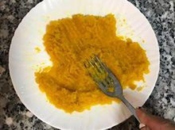 step2: 蒸熟或微波好的南瓜趁熱用叉子壓成泥；