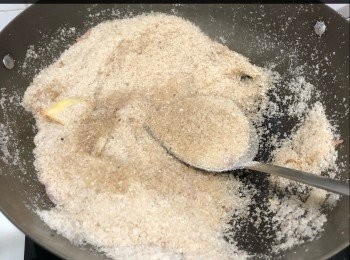 step3: 先鋪一層炒好嘅鹽係底，將蟹從冰櫃拎出，快速拆繩放入煲，再將鹽覆蓋晒所有嘅蟹，蓋上煲蓋先用細火焗15分鐘。開蓋沿鍋邊圍圈倒入紹酒，在即時蓋煲蓋再煮5分鐘，之後熄火再焗2分鐘。