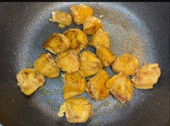 step4: 用中火把切起的薑蓉、蒜蓉及紅蔥頭放入原鑊爆香，再把洋蔥薯仔落鑊兜勻！兜勻後再放<a href="https://bit.ly/3zHU5V3" target="_blank" data-keyword="雞翼" class="guide-link"><strong>雞翼</strong></a> <span style="display:inline-block;vertical-align:middle;margin-top:-3px;color:initial;border-radius:3px;padding:2px 3px;font-size:12px;line-height:14px;background:#87d300;color:#fff;">即買</span> 、青辣椒、兩湯匙生抽、1罐椰奶及一茶匙咖喱粉兜勻所有配料後就可以加清水（清水的份量是蓋過所有<span class="group_1">食材</span>）！然後琴蓋用細中火炆大概20分鐘即成！