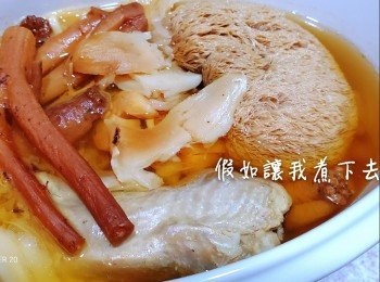 step3: 將材料放入鑄鐵鍋內，倒入熱水蓋好，放入蒸焗爐/燉盅燉4.5至5小時，即成。