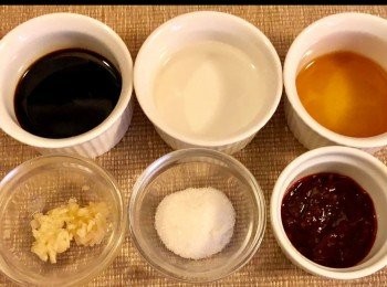 step3: 豆瓣醬 。蒜末 。米酒。醬油。香油。糖。白胡椒粉。