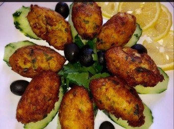 step10: 將魚蓉整成橄欖狀後，炸至金黄色。