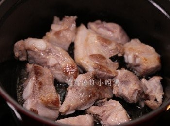 step1: 豬軟骨飛水之後煎封2邊