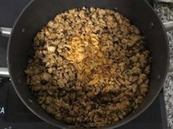 step7: 放入紅蔥酥拌炒；