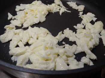 step2: 蛋白打散，用易潔鑊煎熟後用鑊鏟弄散備用