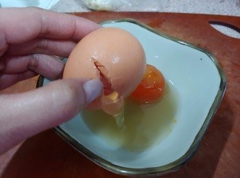 step1: 鹹蛋打開， 倒去半份鹹蛋白；  加入一隻雞蛋白打勻； 鹹蛋黃取出備用備用