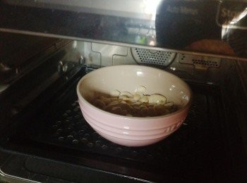 step3: 南北杏浸泡後蒸10分鐘，備用。