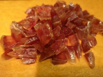 step2: 臘腸汆水1分鐘，斜切六塊薄臘腸放面，其他切粒備用，雜菜粒沖洗後索乾水份備份，油揚一開二分成六件備用。