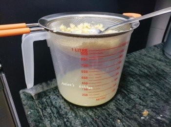 step6: 將打好的薑泥過篩壓出姜水，渣不要。