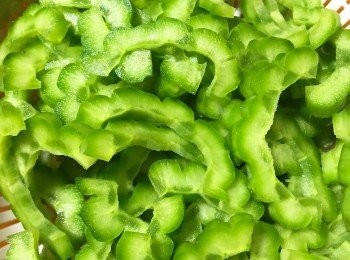 step2: 將涼瓜切片，不要切得太薄，否則影響口感。