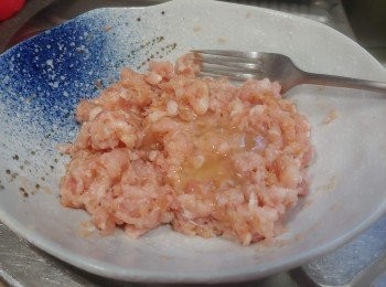 step4: 加入1湯匙混合蛋白撈勻