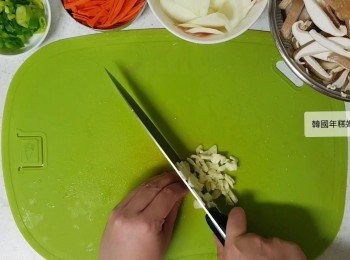step1: 把10至12粒新鮮冬菇切絲，洋蔥切絲，紅蘿蔔切絲，青蒜切片，蒜頭切碎待用。