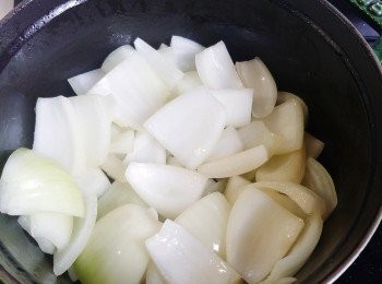 step7: 下少許油在熱鍋中，放下洋蔥，用中慢火炒香。