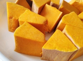 step4: 南瓜外皮洗乾淨後去核，再切件