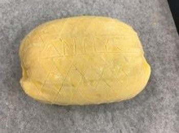 step13: 烤箱預熱200-220度，威靈頓牛排冰定型後，將保鮮膜去除，在派皮上均勻塗上全蛋液，放在鋪有烘焙紙的烤盤上。這時可用水果刀的背面在派皮上劃線（裝飾用不要劃破派皮）再用少許玫瑰鹽灑在派皮上（朝上的那面即可），放入烤箱，200-220度烤30分鐘是5分熟；烤40分是7-8分熟。