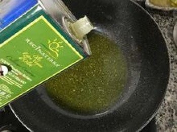 step10: 炒鍋內倒入優質鮮榨橄欖油（用量比平常炒菜微增一點）；