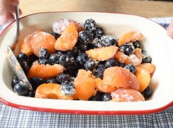 step2: 將水果放入容器內，加入檸檬汁、太白粉和糖，拌勻 （*我用杏桃和藍莓）