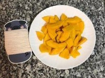 step1: 南瓜去皮洗淨切薄片，蒸15分鐘或微波4分鐘；棉繩裁剪成@70cmX8條備用，並將繩子沾一沾麵粉，這樣繩子會比較不沾黏包子皮。