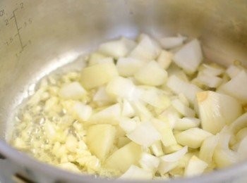 step3: 再落洋蔥炒至透明/軟身, 再加100ML 白酒煮滾