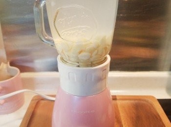 step4: 將已蒸好的南北杏加入約280ml的水，放入攪拌機。